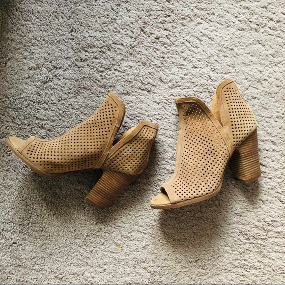 Tan Lucky Brand Heels - Picture 4 of 10
